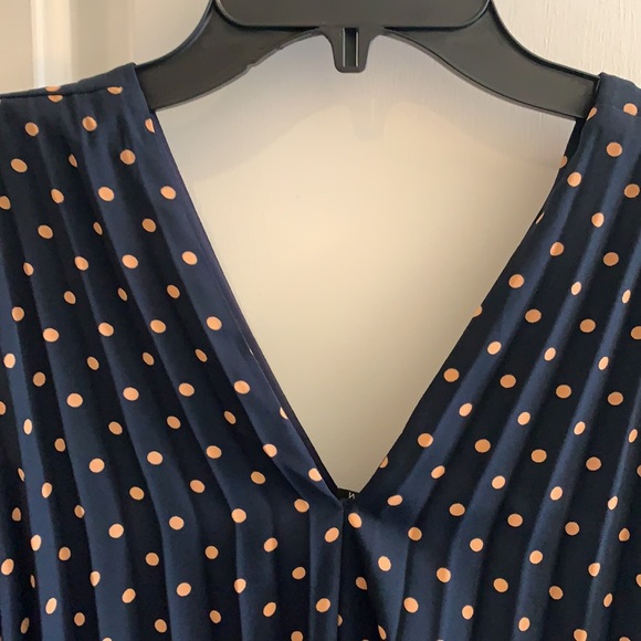 Banana Republic NWT polka dot v neck blouse - Picture 11 of 12